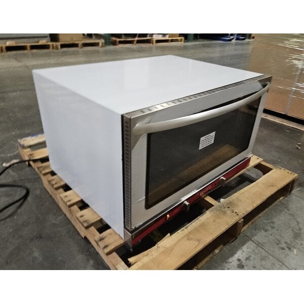 Scratch and Dent Avantco CO-38M Full Size Countertop Convection Oven, 4.4 cu. ft. - 208/240V, 3,500/4,600W