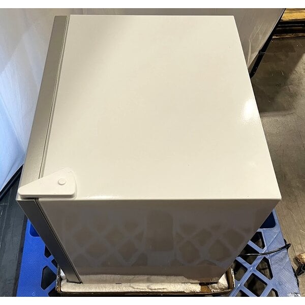 Scratch and Dent Avantco CFM2 White Customizable Countertop Display Freezer with Swing Door