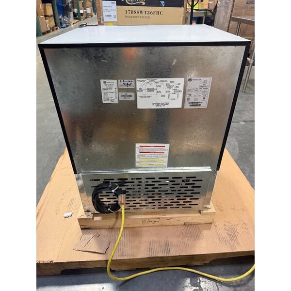 Scratch and Dent Beverage-Air CF3HC-1-W 23" White Countertop Display Freezer with Swing Door