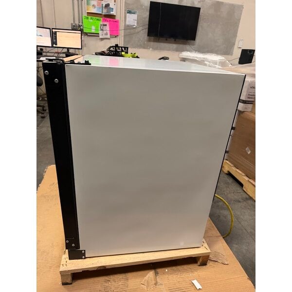Scratch and Dent Beverage-Air CF3HC-1-W 23" White Countertop Display Freezer with Swing Door