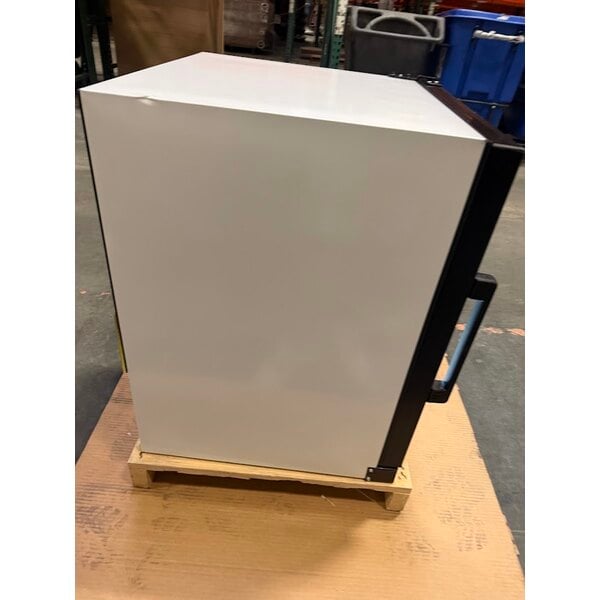 Scratch and Dent Beverage-Air CF3HC-1-W 23" White Countertop Display Freezer with Swing Door