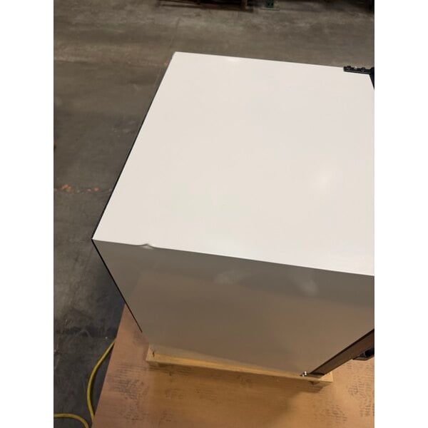 Scratch and Dent Beverage-Air CF3HC-1-W 23" White Countertop Display Freezer with Swing Door