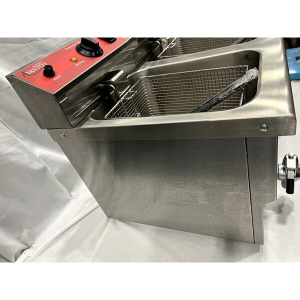 Scratch and Dent Avantco F202 30 lb. Dual Tank Medium-Duty Electric Countertop Fryer - 208-240V, 5400/7200W