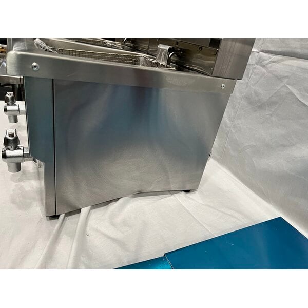 Scratch and Dent Avantco F202 30 lb. Dual Tank Medium-Duty Electric Countertop Fryer - 208-240V, 5400/7200W