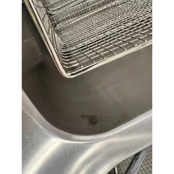 Scratch and Dent Avantco F202 30 lb. Dual Tank Medium-Duty Electric Countertop Fryer - 208-240V, 5400/7200W