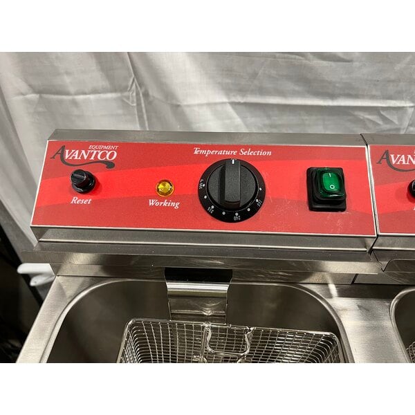 Scratch and Dent Avantco F202 30 lb. Dual Tank Medium-Duty Electric Countertop Fryer - 208-240V, 5400/7200W