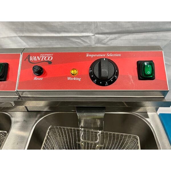 Scratch and Dent Avantco F202 30 lb. Dual Tank Medium-Duty Electric Countertop Fryer - 208-240V, 5400/7200W