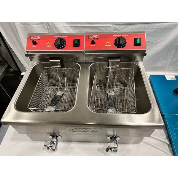 Scratch and Dent Avantco F202 30 lb. Dual Tank Medium-Duty Electric Countertop Fryer - 208-240V, 5400/7200W