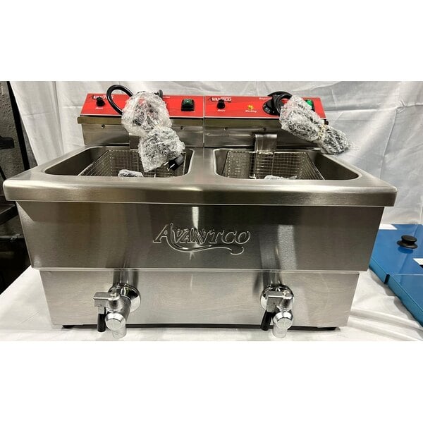 Scratch and Dent Avantco F202 30 lb. Dual Tank Medium-Duty Electric Countertop Fryer - 208-240V, 5400/7200W
