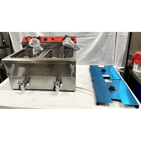 Scratch and Dent Avantco F202 30 lb. Dual Tank Medium-Duty Electric Countertop Fryer - 208-240V, 5400/7200W