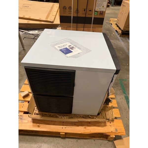 Scratch and Dent Avantco Ice MC-H-322-A 22" Air-Cooled Modular Half Cube Ice Machine - 350 lb., 115V