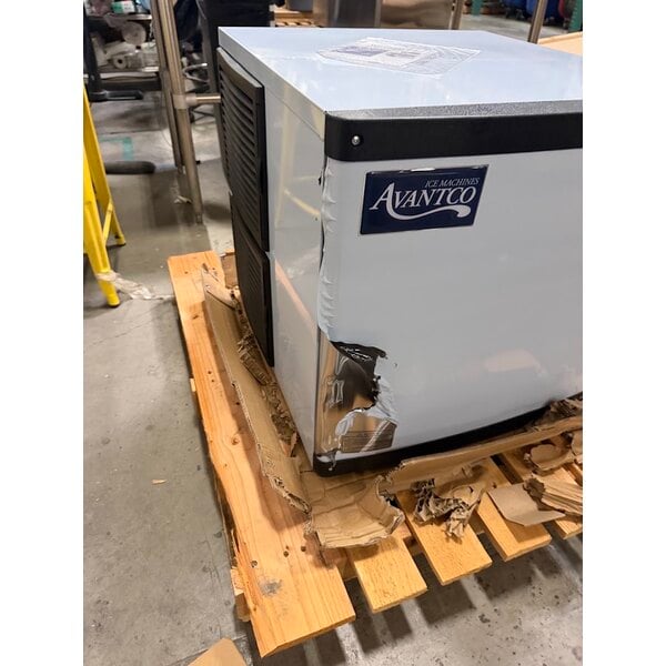 Scratch and Dent Avantco Ice MC-H-322-A 22" Air-Cooled Modular Half Cube Ice Machine - 350 lb., 115V