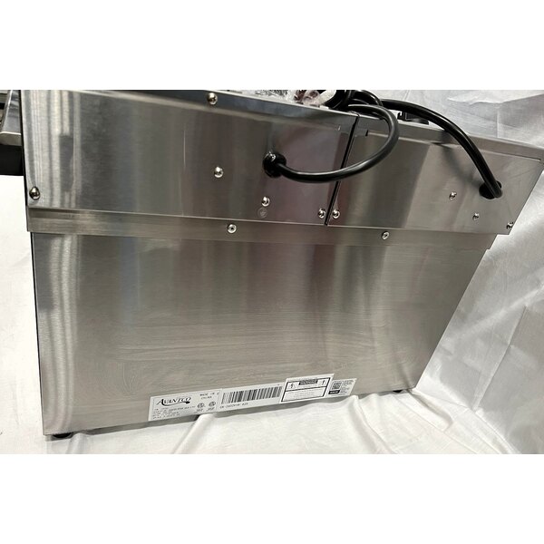 Scratch and Dent Avantco F202 30 lb. Dual Tank Medium-Duty Electric Countertop Fryer - 208-240V, 5400/7200W
