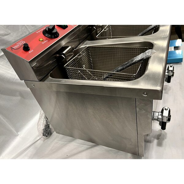 Scratch and Dent Avantco F202 30 lb. Dual Tank Medium-Duty Electric Countertop Fryer - 208-240V, 5400/7200W