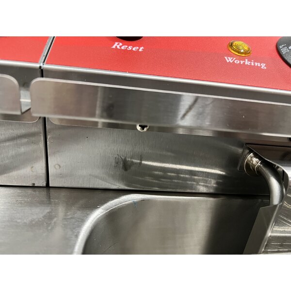 Scratch and Dent Avantco F202 30 lb. Dual Tank Medium-Duty Electric Countertop Fryer - 208-240V, 5400/7200W