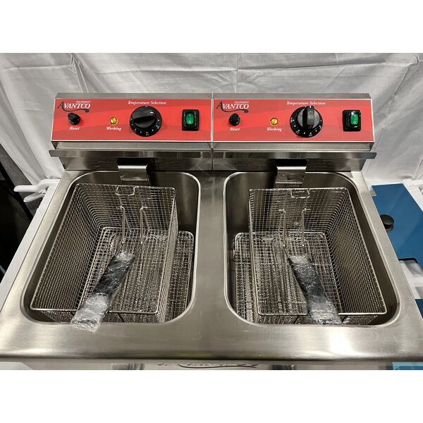 Scratch and Dent Avantco F202 30 lb. Dual Tank Medium-Duty Electric Countertop Fryer - 208-240V, 5400/7200W