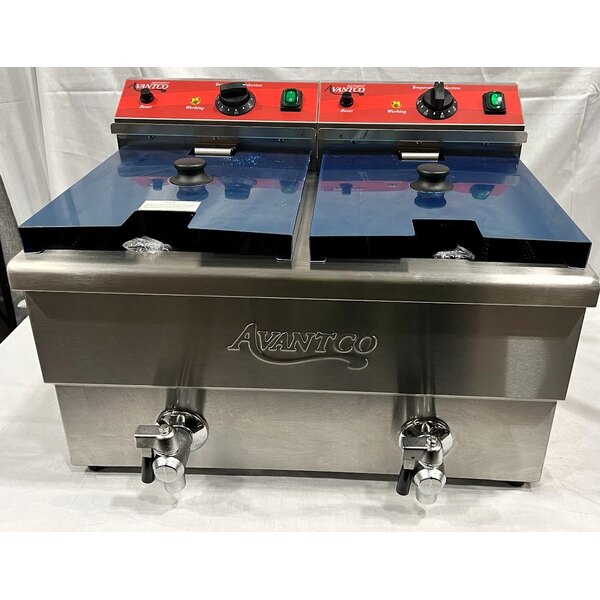 Scratch and Dent Avantco F202 30 lb. Dual Tank Medium-Duty Electric Countertop Fryer - 208-240V, 5400/7200W