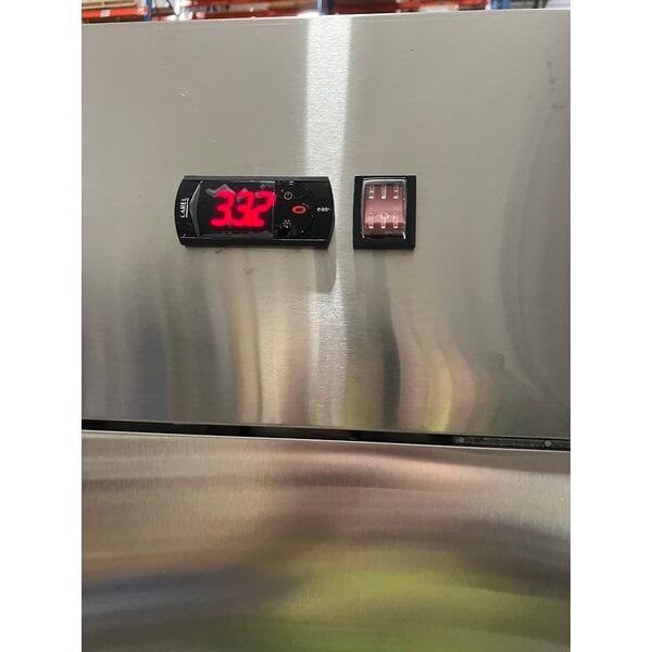 Scratch and Dent Avantco A-35R-HC 39 1/2" Solid Door Reach-In Refrigerator