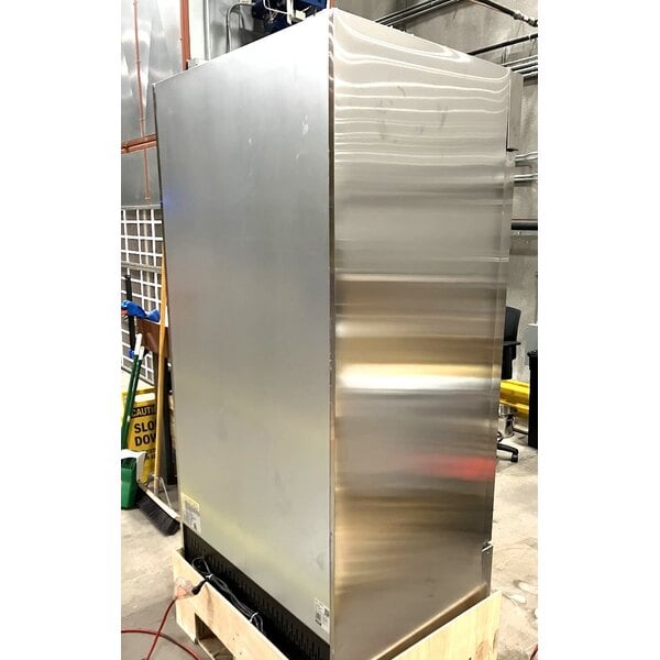 Scratch and Dent Avantco A-35R-HC 39 1/2" Solid Door Reach-In Refrigerator