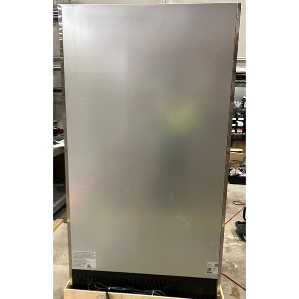 Scratch and Dent Avantco A-35R-HC 39 1/2" Solid Door Reach-In Refrigerator