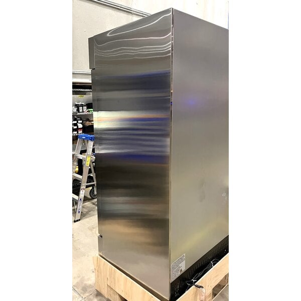 Scratch and Dent Avantco A-35R-HC 39 1/2" Solid Door Reach-In Refrigerator
