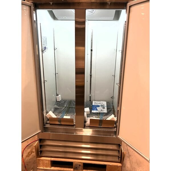 Scratch and Dent Avantco A-35R-HC 39 1/2" Solid Door Reach-In Refrigerator