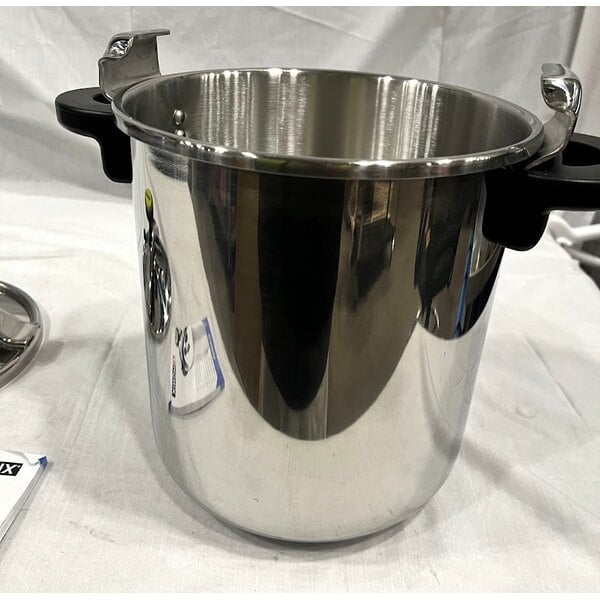 Scratch and Dent Monix 013206 Monix 50 Cup (25 Cup Raw) 12.66 qt. (12 Liter) Stainless Steel Pressure Cooker