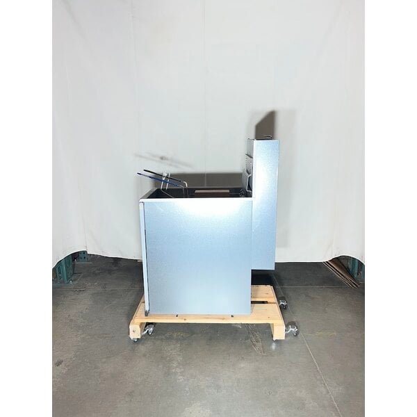 Scratch and Dent Pitco® 35C+S Natural Gas 35-40 lb. Stainless Steel Floor Fryer