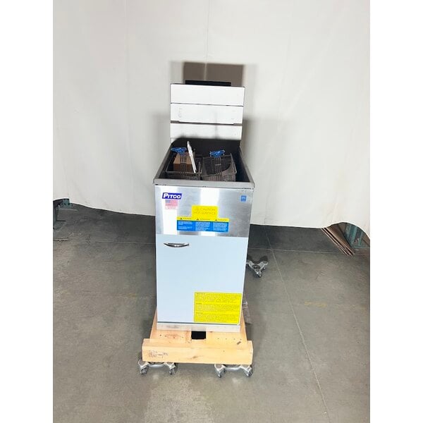 Scratch and Dent Pitco® 35C+S Natural Gas 35-40 lb. Stainless Steel Floor Fryer