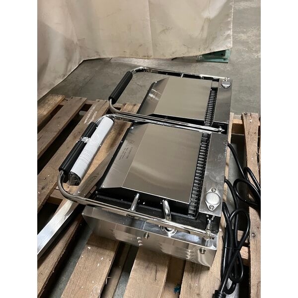 Scratch and Dent Avantco PG400 Commercial Dual Panini Sandwich Grill with Grooved Plates and 19 5/8" x 9 1/8" Cooking Surface - 120V, 3500W
