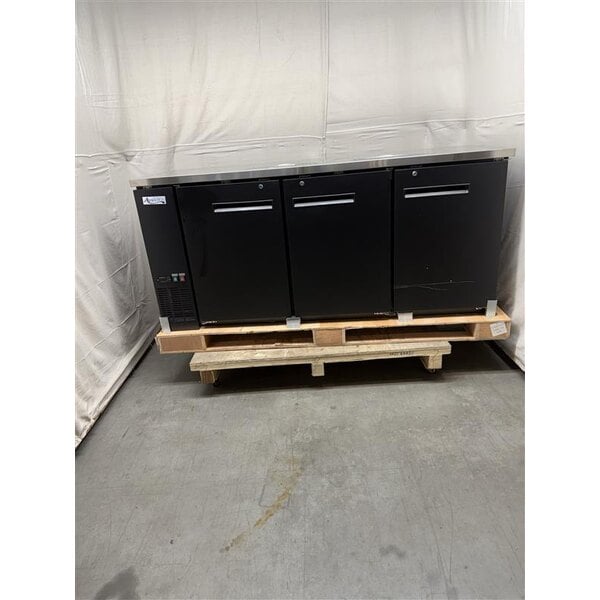 Scratch and Dent Avantco Black Kegerator / Beer Dispenser with 2 Quadruple Tap Towers (3) 1/2 Keg Capacity