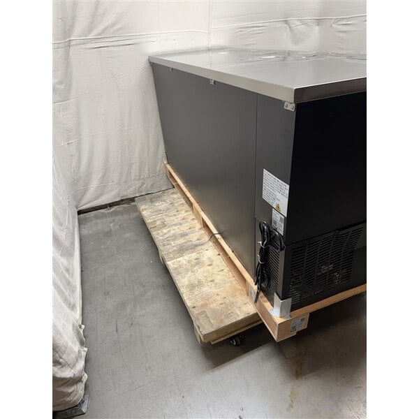 Scratch and Dent Avantco Black Kegerator / Beer Dispenser with 2 Quadruple Tap Towers (3) 1/2 Keg Capacity