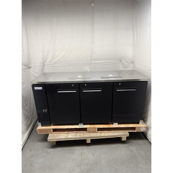 Scratch and Dent Avantco Black Kegerator / Beer Dispenser with 2 Quadruple Tap Towers (3) 1/2 Keg Capacity