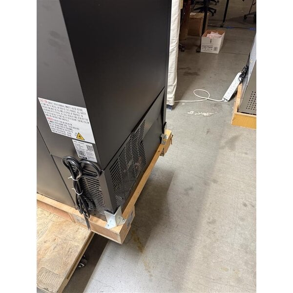 Scratch and Dent Avantco Black Kegerator / Beer Dispenser with 2 Quadruple Tap Towers (3) 1/2 Keg Capacity