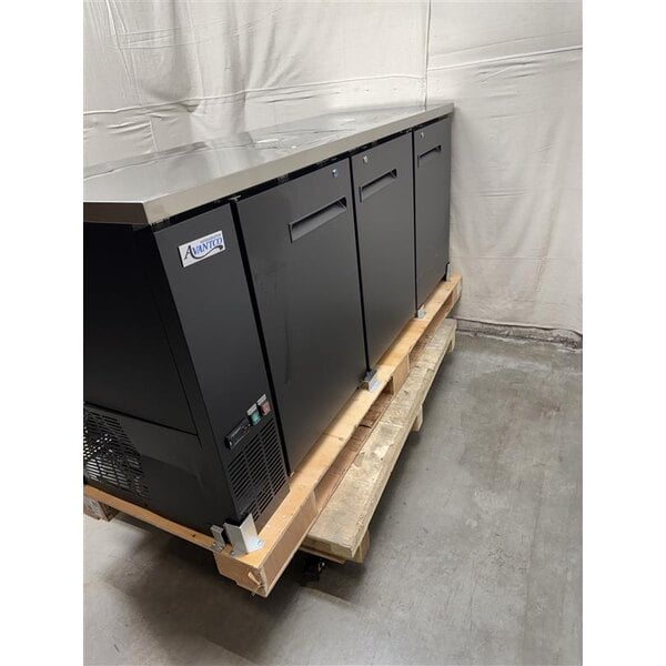 Scratch and Dent Avantco Black Kegerator / Beer Dispenser with 2 Quadruple Tap Towers (3) 1/2 Keg Capacity