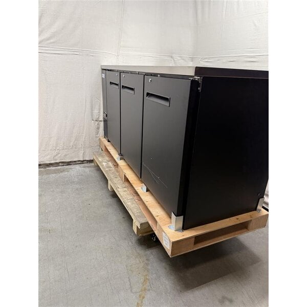 Scratch and Dent Avantco Black Kegerator / Beer Dispenser with 2 Quadruple Tap Towers (3) 1/2 Keg Capacity