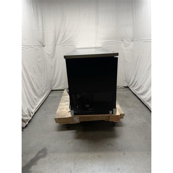 Scratch and Dent Avantco Black Kegerator / Beer Dispenser with 2 Quadruple Tap Towers (3) 1/2 Keg Capacity