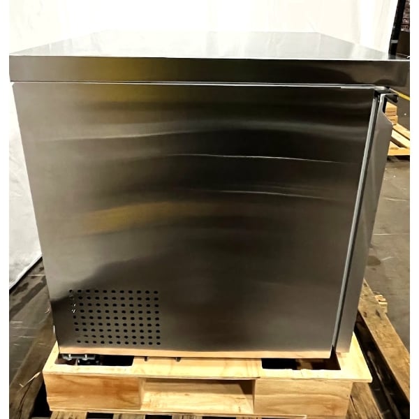 Scratch and Dent Avantco SS-UC-27R-HC 27" Undercounter Refrigerator