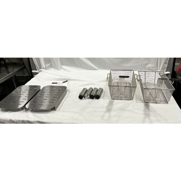 Scratch and Dent Cooking Performance Group EF302 30 lb. Dual Tank Heavy-Duty Electric Countertop Fryer - 208/240V, 8400/11,000W