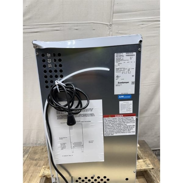 Scratch and Dent Scotsman UN0815AX-1 15" Air-Cooled Undercounter Nugget Ice Machine with 36 lb. Storage Bin - 99 lb., 115V