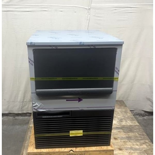 Scratch and Dent Hoshizaki KM-161BAK 23 3/4" ADA-Compliant Air-Cooled Undercounter Crescent Cube Ice Machine with 78 lb. Storage - 156 lb., 115V