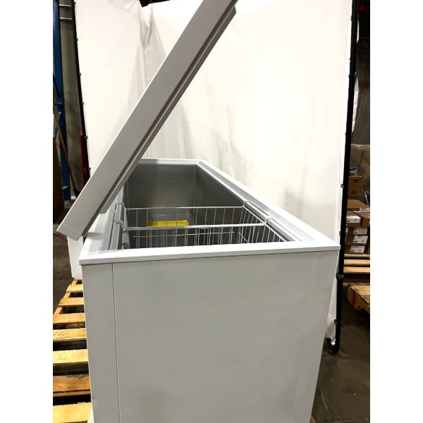 Scratch and Dent Galaxy CF20HC Commercial Chest Freezer - 19.4 cu. ft.
