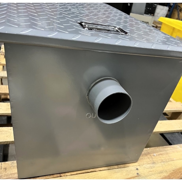 Scratch and Dent Regency 40 lb. 20 GPM Grease Trap with 3" Non-Threaded Connections - PDI Certified