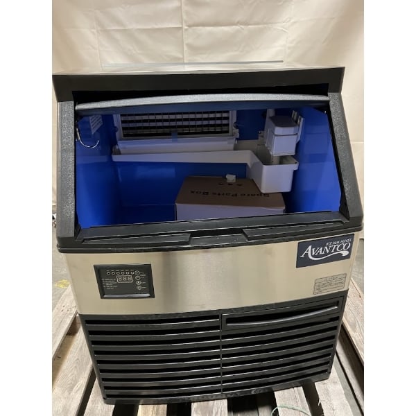 Scratch and Dent Avantco Ice UC-F-160-A 26" Air-Cooled Undercounter Full Cube Ice Machine with 80 lb. Storage Bin - 152 lb., 115V