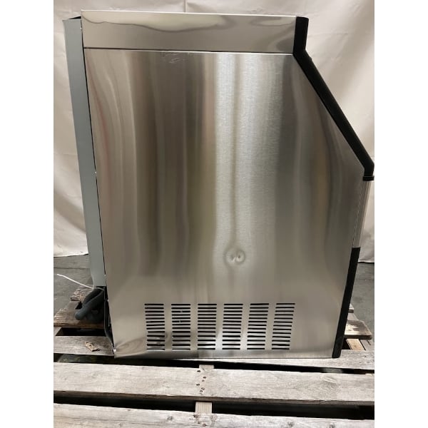 Scratch and Dent Avantco Ice UC-F-160-A 26" Air-Cooled Undercounter Full Cube Ice Machine with 80 lb. Storage Bin - 152 lb., 115V