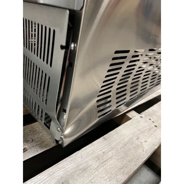 Scratch and Dent Avantco Ice UC-F-160-A 26" Air-Cooled Undercounter Full Cube Ice Machine with 80 lb. Storage Bin - 152 lb., 115V