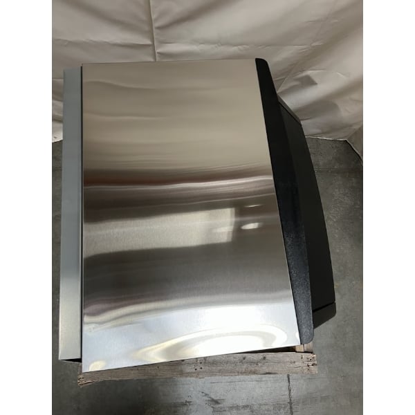 Scratch and Dent Avantco Ice UC-F-160-A 26" Air-Cooled Undercounter Full Cube Ice Machine with 80 lb. Storage Bin - 152 lb., 115V