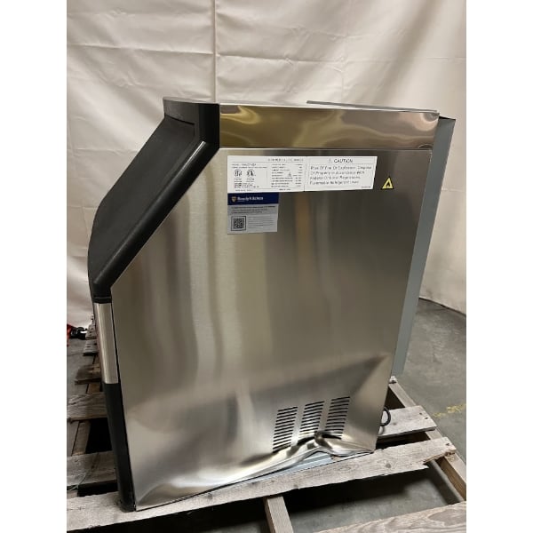 Scratch and Dent Avantco Ice UC-F-160-A 26" Air-Cooled Undercounter Full Cube Ice Machine with 80 lb. Storage Bin - 152 lb., 115V