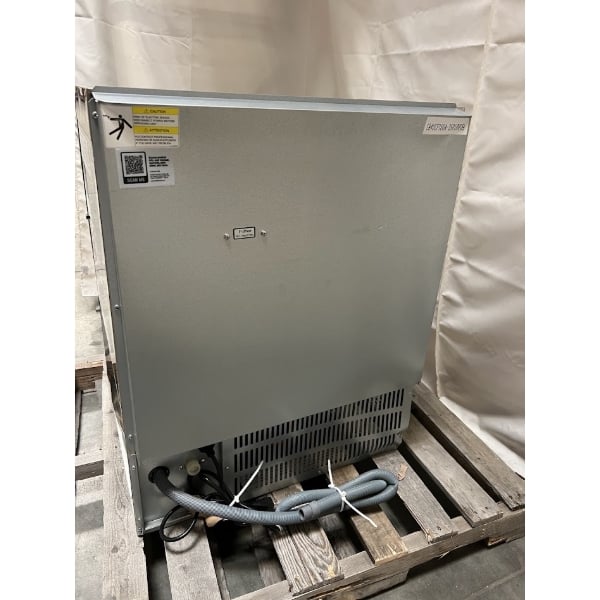 Scratch and Dent Avantco Ice UC-F-160-A 26" Air-Cooled Undercounter Full Cube Ice Machine with 80 lb. Storage Bin - 152 lb., 115V
