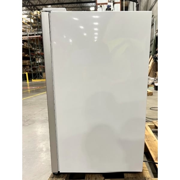 Scratch and Dent Avantco CFM3 White Customizable Countertop Display Freezer with Swing Door